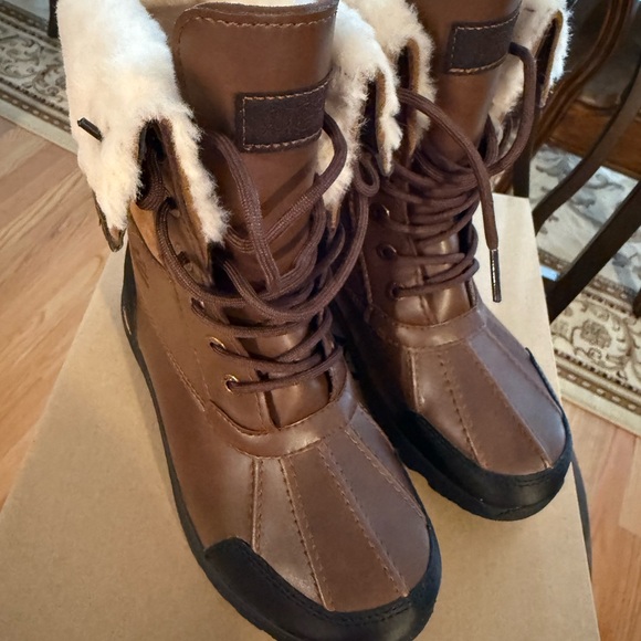 UGG Chestnut and Black Shearling Boots UGG | Shoes | New Ugg Adirondack Iii Chestnut And Black  main image 2